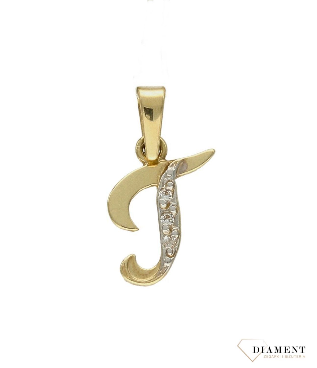 Złota zawieszka 585 literka T ozdobiona cyrkonią Z-98 T Literka. Personalizowana zawieszka to doskonały pomysł na prezent dla każdej kobiety. Zawieszka z literą ze złota. Prezent na komunię dla dziewczynki..jpg